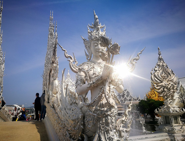 Ngôi[-]chùa[-]màu[-]trắng[-]đặc[-]biệt[-]ở[-]"xứ[-]sở[-]chùa[-]vàng"